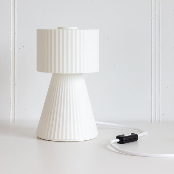 Lustra Plissé table lamp in Glacier White on white background with cable